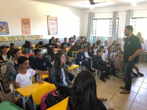 Estudantes da UFLA realizam ação social em Escola Municipal